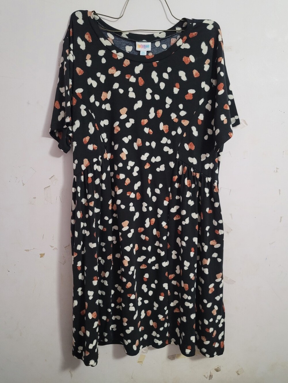 Black Short-Sleeve Printed Swing Dress with Cream and Rust Spots
